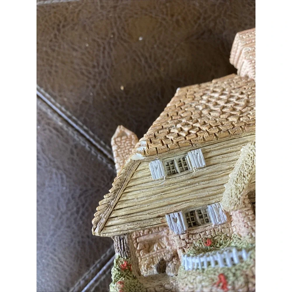 Vintage David Winter Kent‎ Cottage 1985 - Hand Painted Retired Figurine - UK